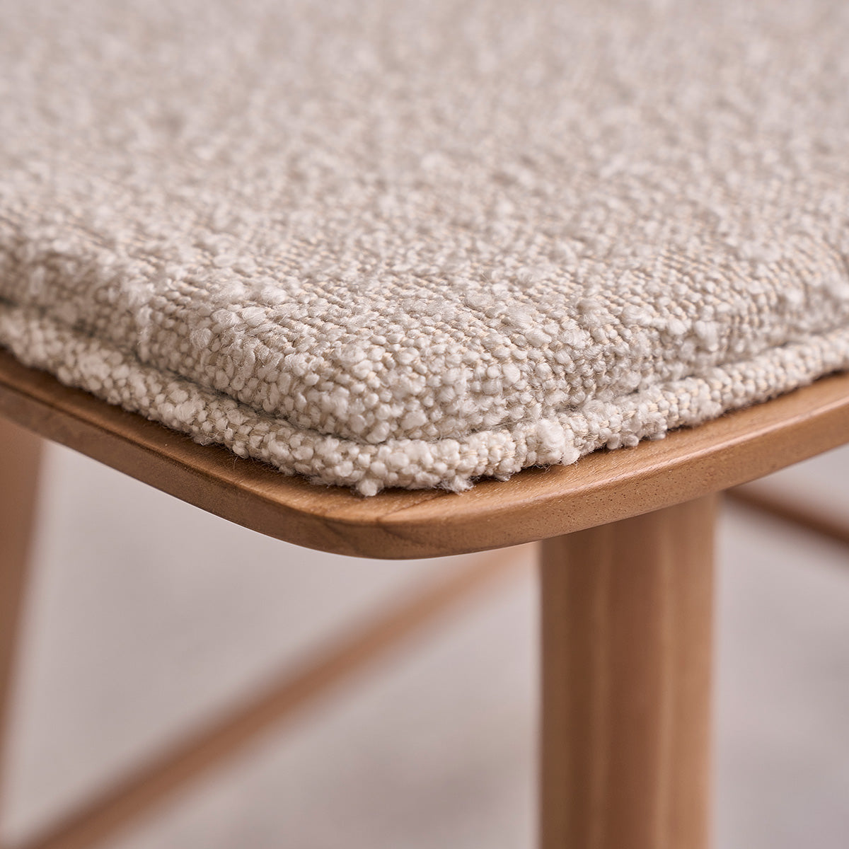 TCB0012-lot_de_2_tabourets_en_teck_massif_et_tissu_bouclette_45_cm-06.jpg