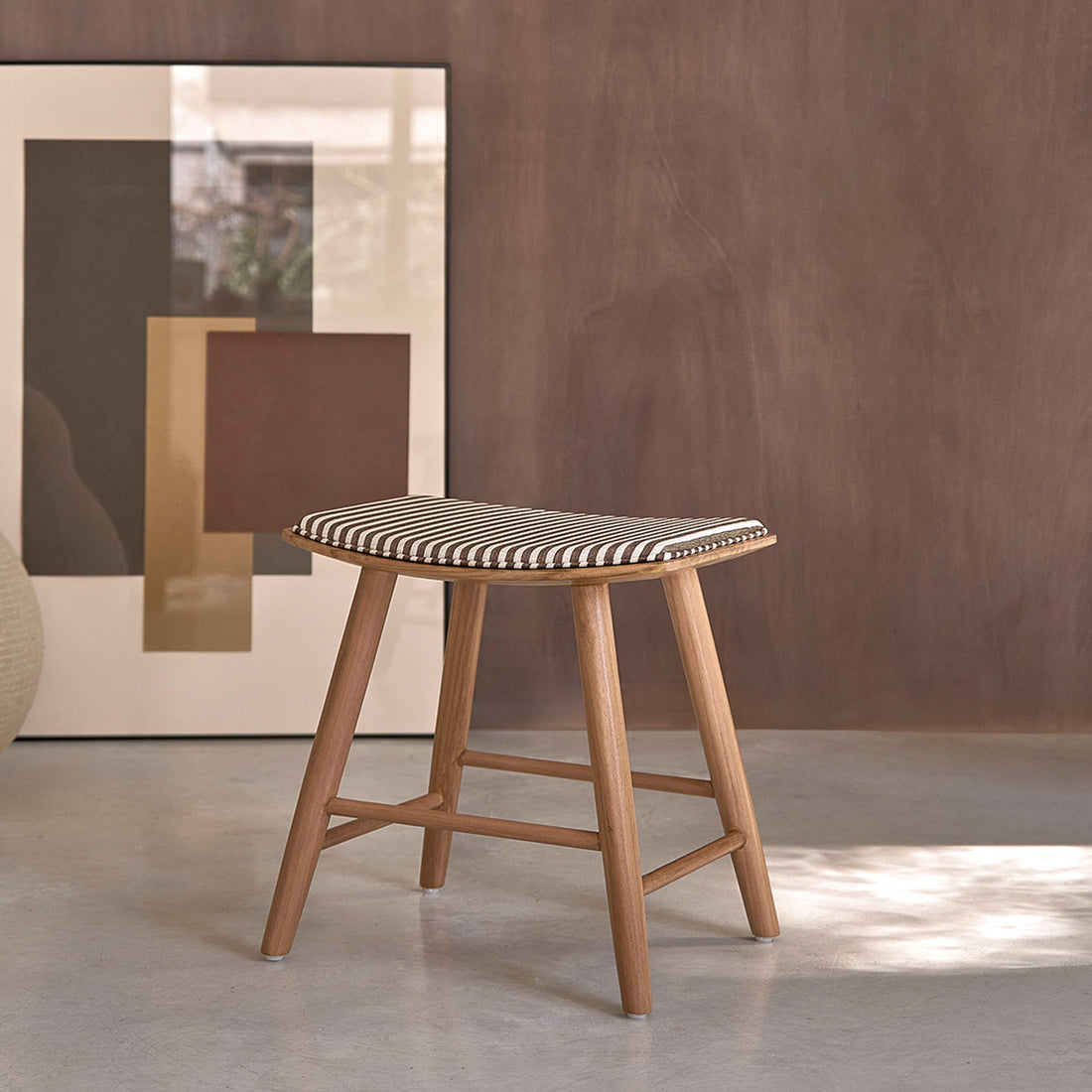 AMBRE - Barhocker aus massivem Teakholz und gestreifter Sitzfläche, 45 cm