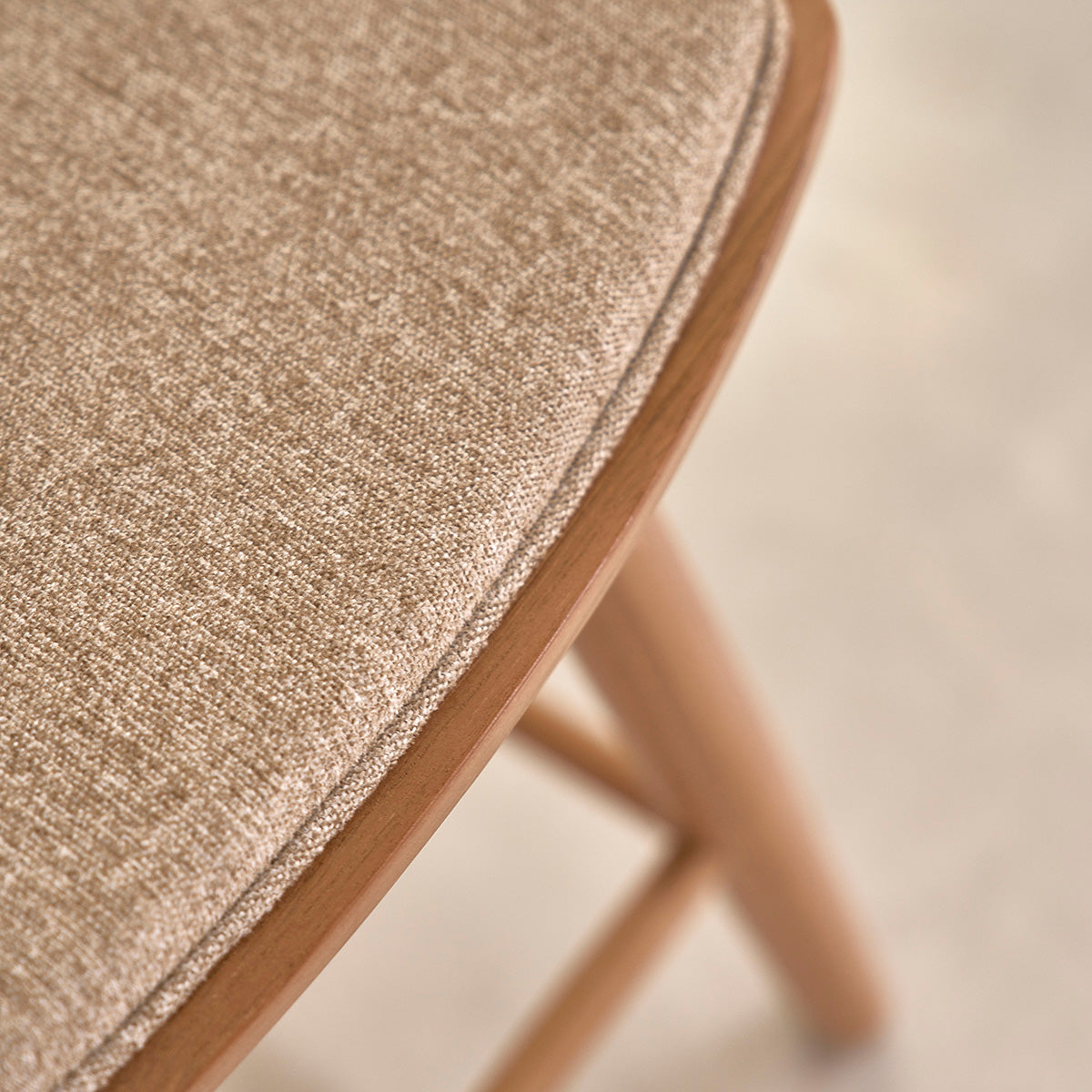 AMBRE - Barhocker aus massivem Teakholz und Greige-Samt 45 cm (Kombination aus Grau und Beige)