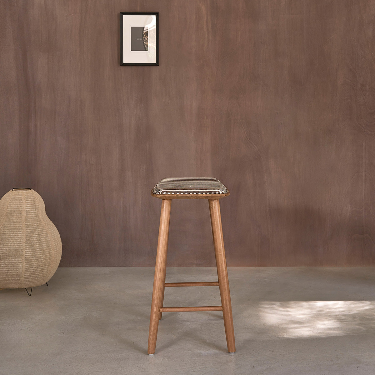 AMBRE - Barhocker aus massivem Teakholz mit gestreifter Sitzfläche, 65 cm