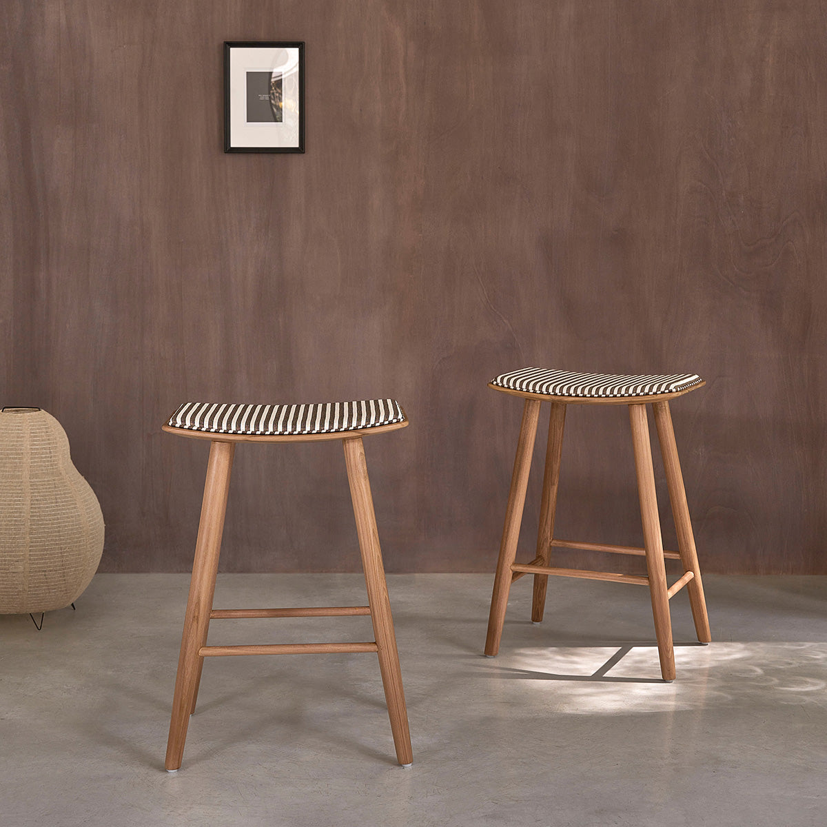 AMBRE - Set aus 2 Barhockern aus massivem Teakholz mit gestreifter Sitzfläche, 65 cm