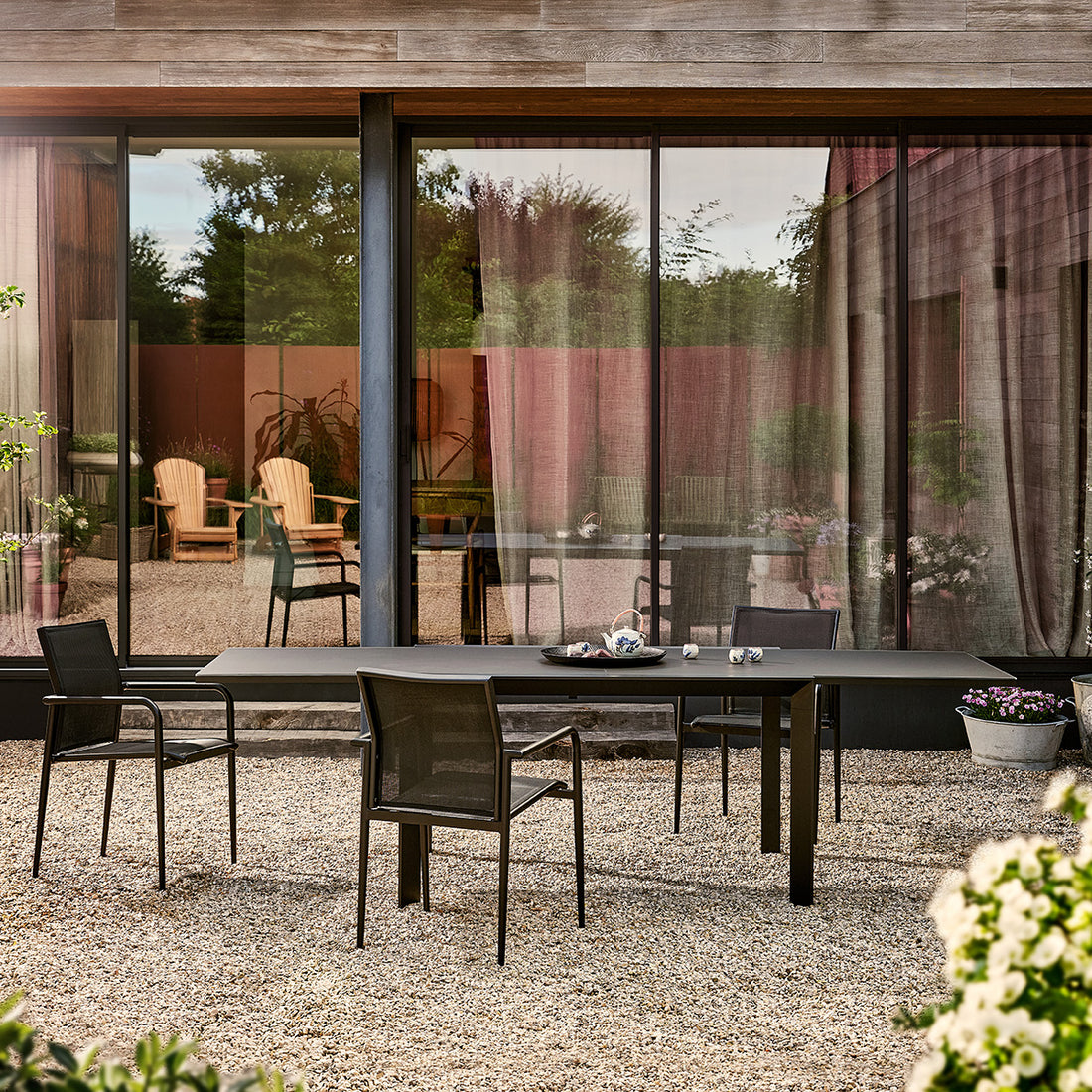 BASALT - Ausziehbarer Gartentisch aus Aluminium und Glas, schwarz, für 6–10 Personen
