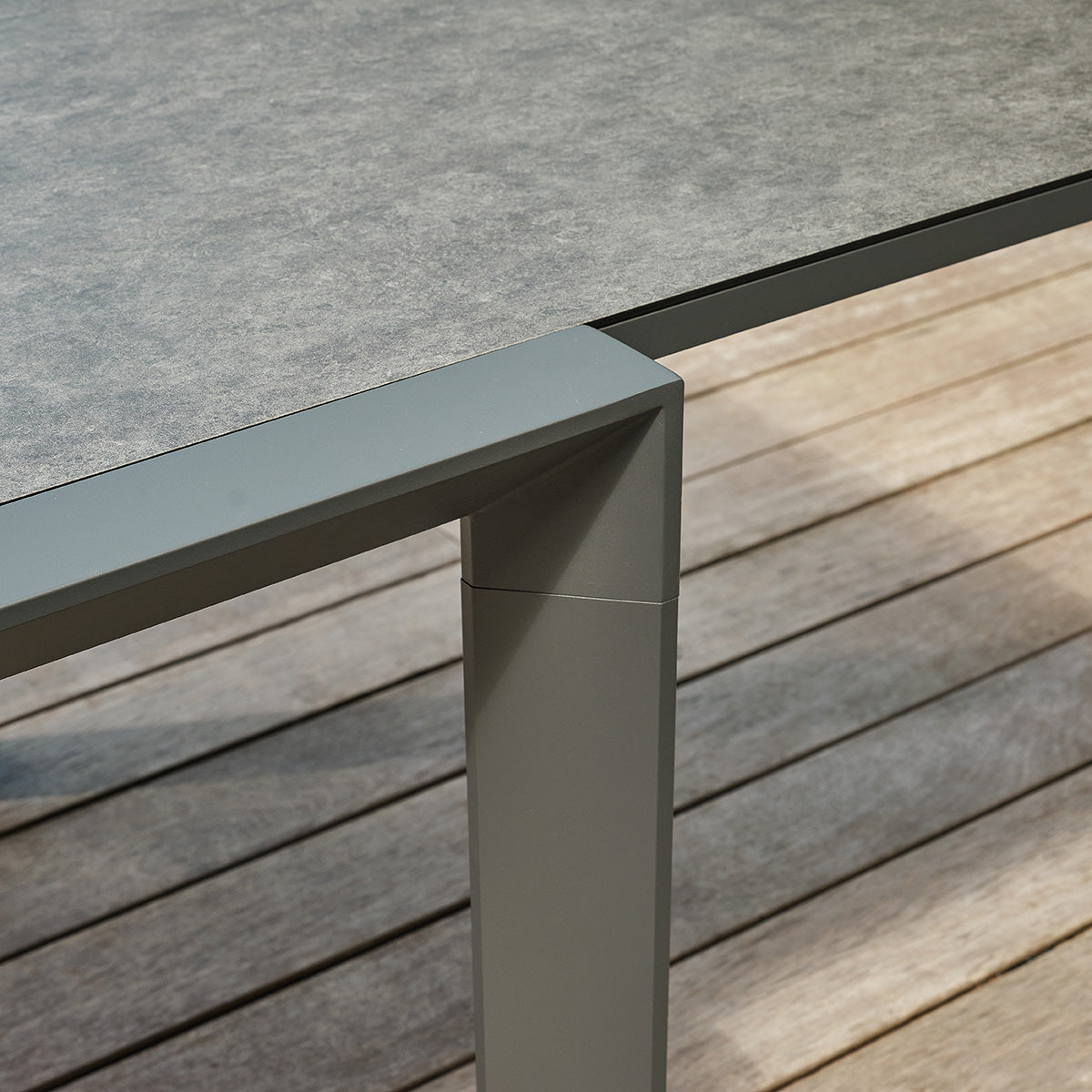 BASALT - Ausziehbarer Gartentisch aus Aluminium und Glas, grau, für 6–10 Personen
