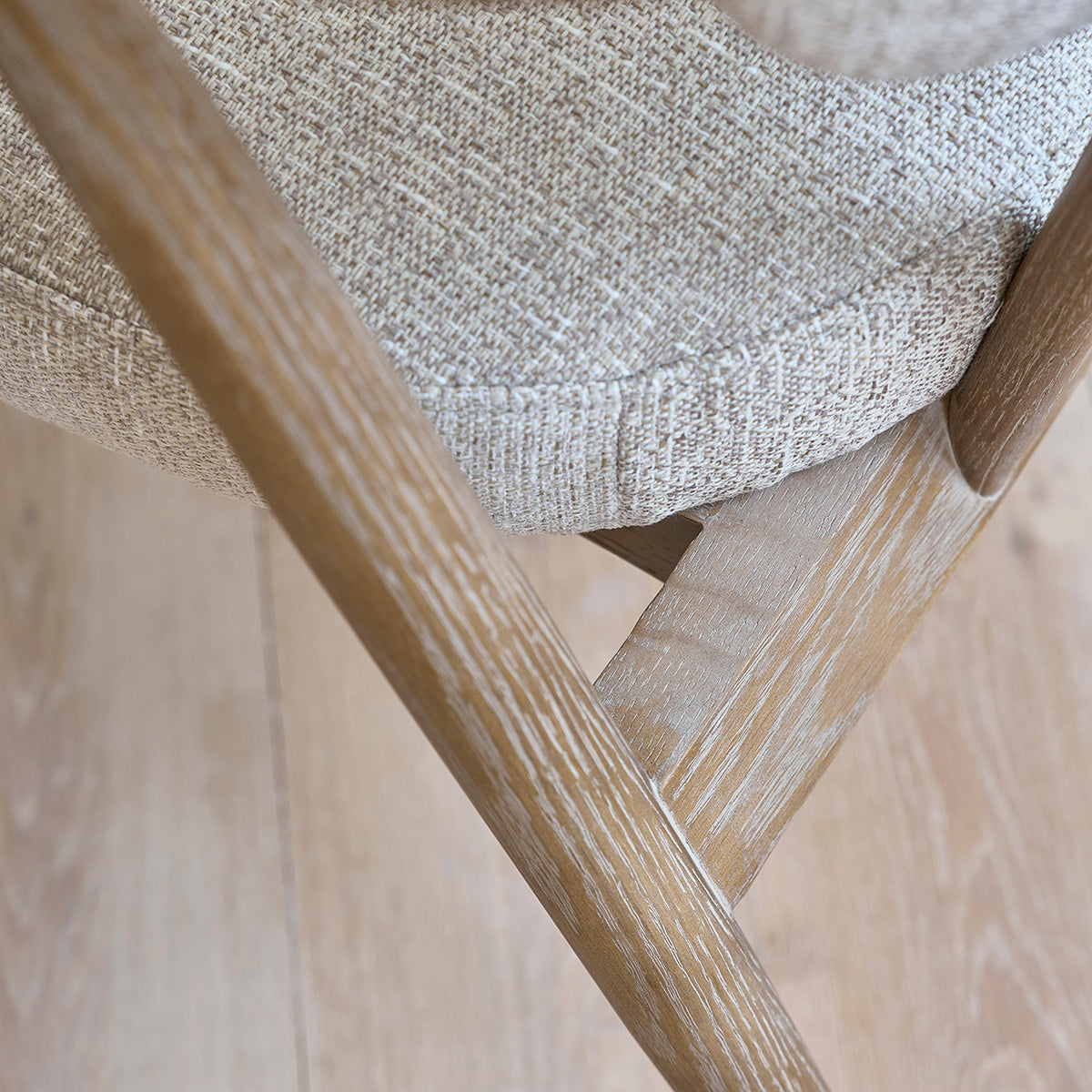 EUGÈNE - Fauteuil en bois de chêne et tissu texturé beige chiné