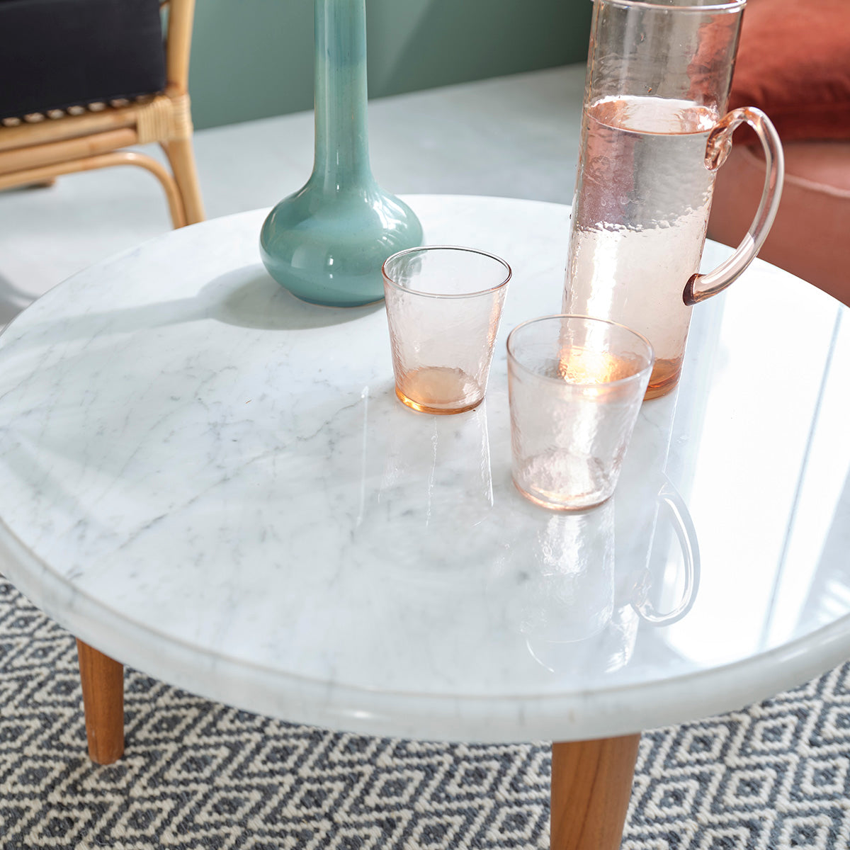 Couchtisch aus Marmor und massivem Teakholz Ø 70 cm