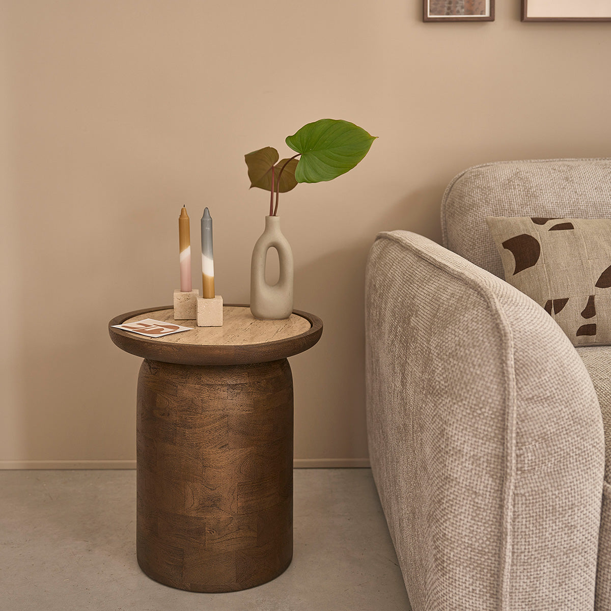 ELENA - Table d'appoint en bois de manguier et travertin ronde