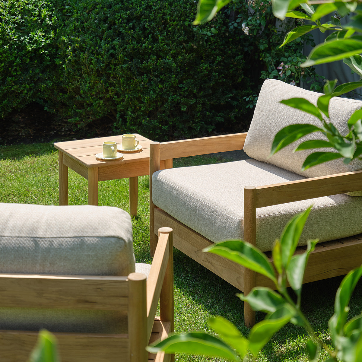 CALVI - Beistelltisch für den Garten aus massivem Premium-Teakholz