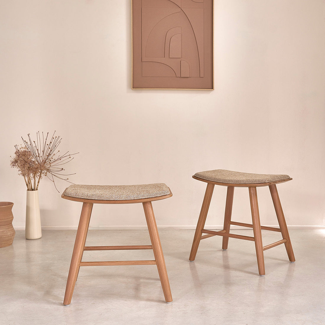 AMBRE - Set aus 2 Hockern aus massivem Teakholz und greigefarbenem Samt (Kombination aus Grau und Beige), 45cm