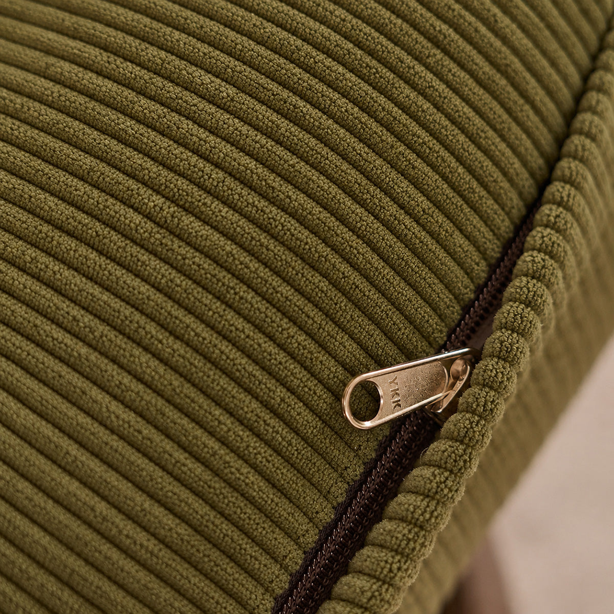FAU0002-fauteuil_en_mindi_massif_fonce_et_velours_cotele_vert-07.jpg