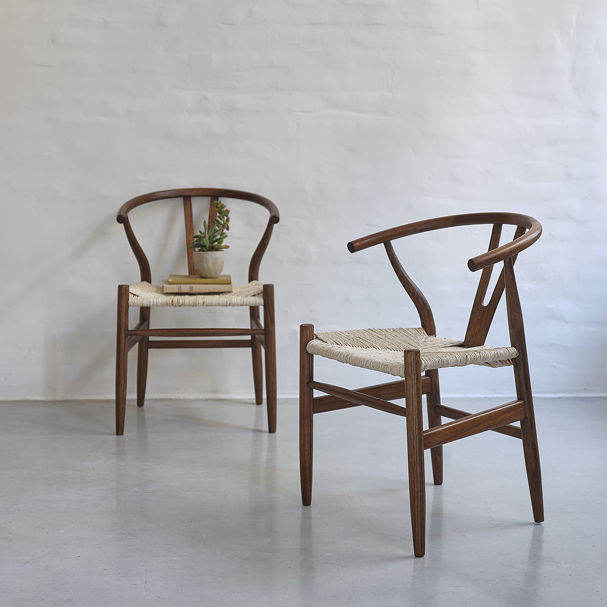 CAMILLE - Lot de 2 chaises en mindi massif finition noyer et corde naturelle