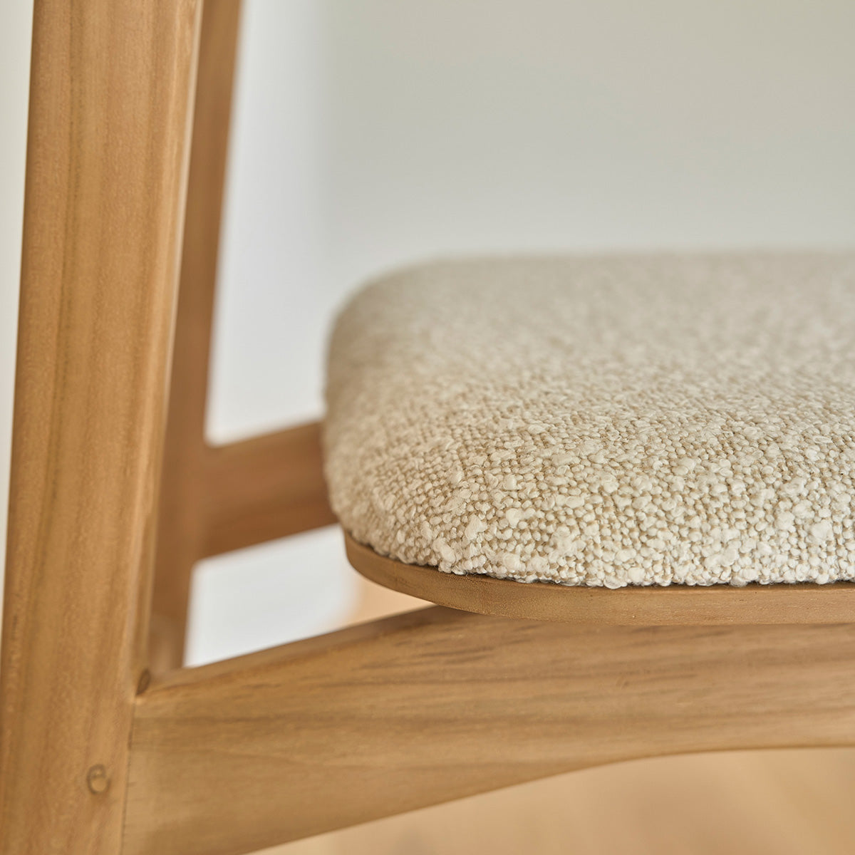 ADELE - Set aus 2 Stühlen aus massivem Teakholz mit Bouclé-Sitz