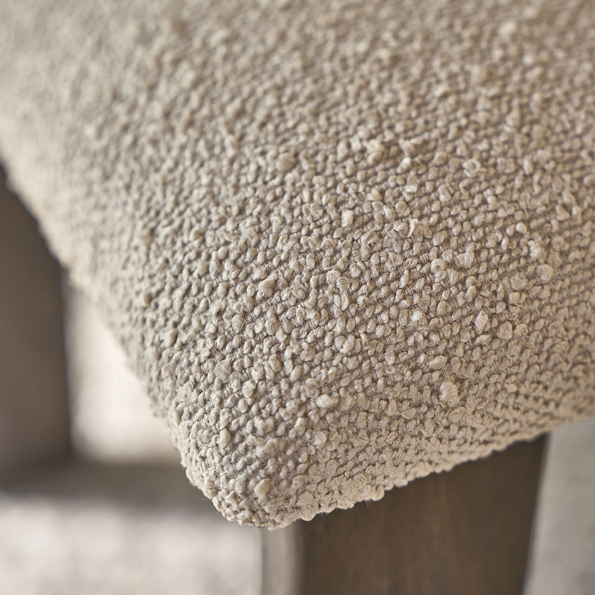 NOÉ - Stuhl aus massiver brauner Eiche und beigem Bouclé-Stoff