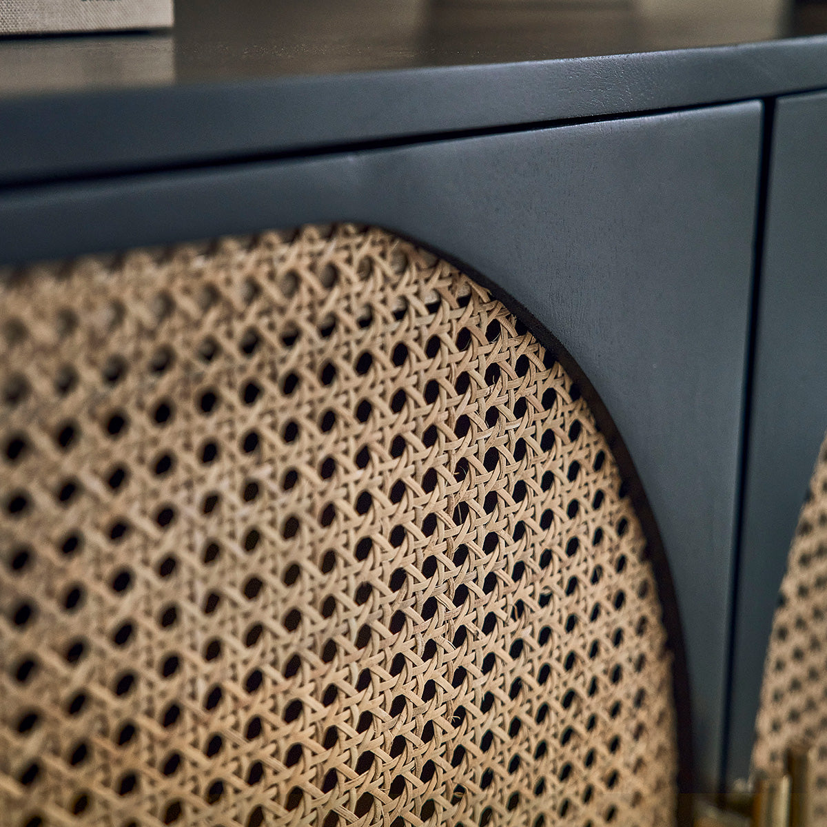 ZULMA - Buffet aus massivem Mangoholz in Schwarz und Rohrgeflecht 100 cm