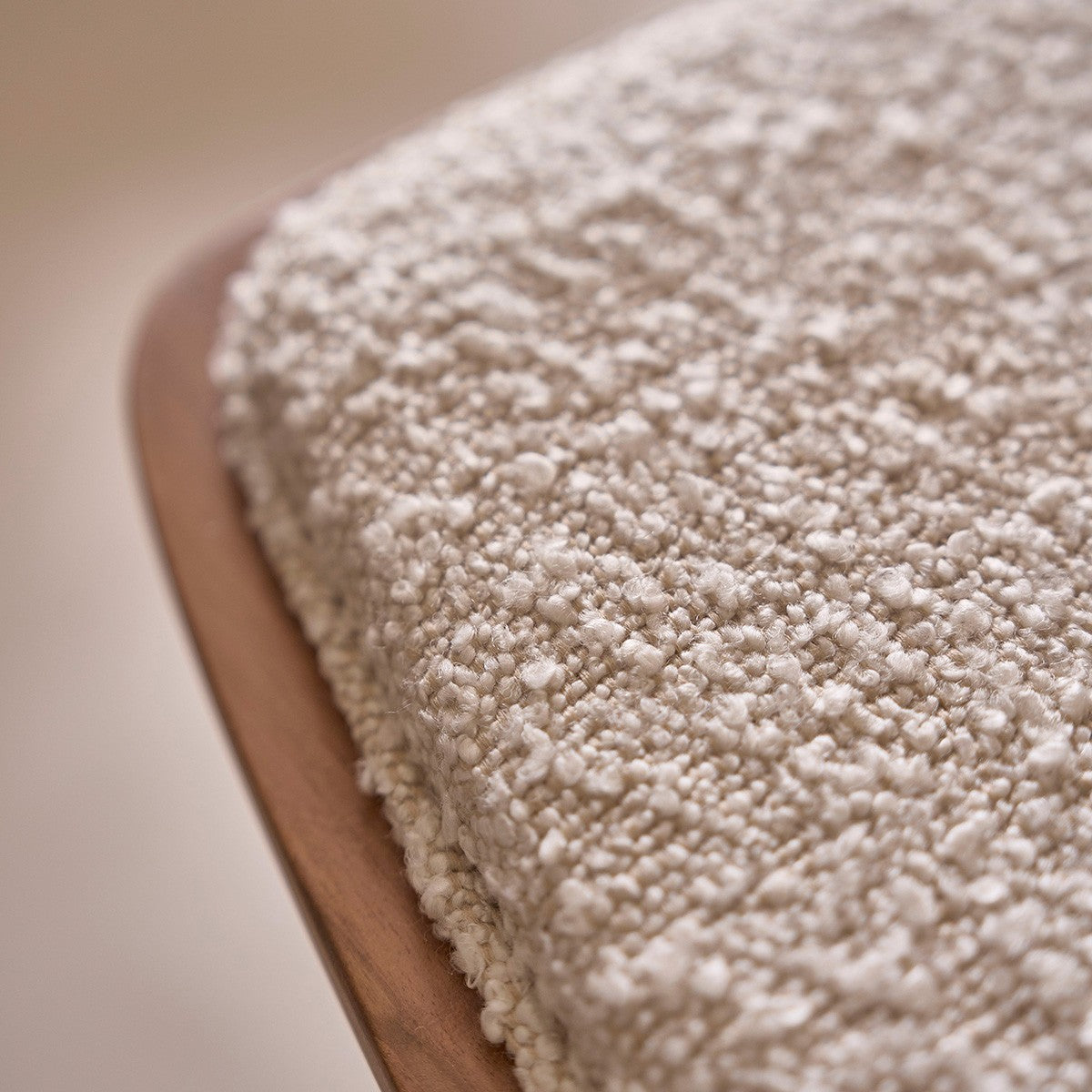 AMBRE - Hocker aus massivem Teakholz und Bouclé-Sitz 65 cm