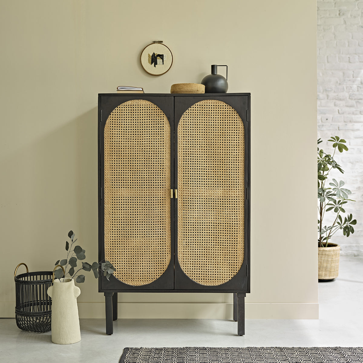 613-armoire_en_manguier_massif_et_cannage_90_cm-01.jpg