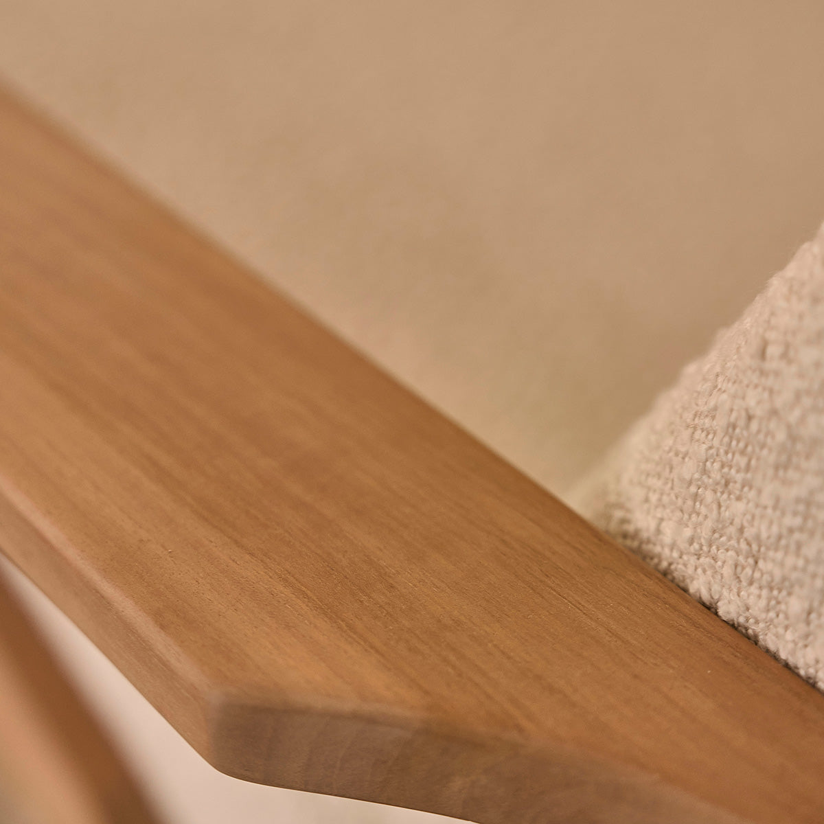 SERENE - Sessel aus massivem Teakholz und Bouclé-Stoff