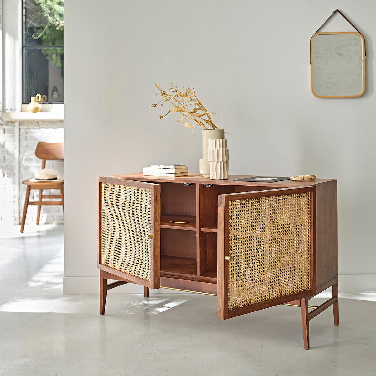 LEONTINE - Sideboard aus massivem Akazienholz mit Nussbaum-Oberfläche und Rohrgeflecht 120 cm