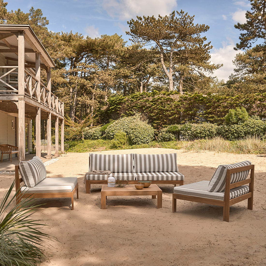 PALMA - Gartenmöbel aus massivem Teakholz und gestreiften Kissen