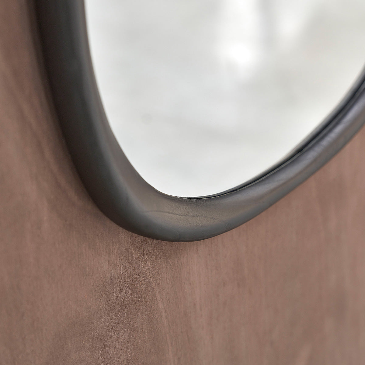 THELMA - Organischer Spiegel aus schwarzem Mindi-Holz, 90 x 60 cm