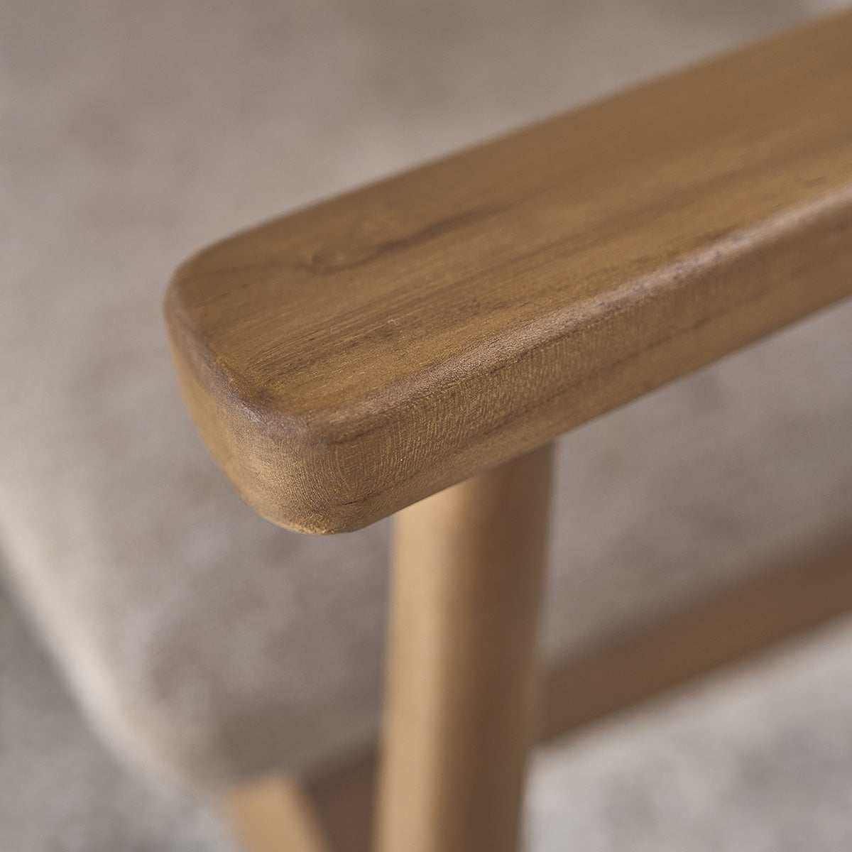 SABI - Sessel aus massivem Teakholz, Rohrgeflecht und Stoff in Greige (Kombination aus grau und beige)