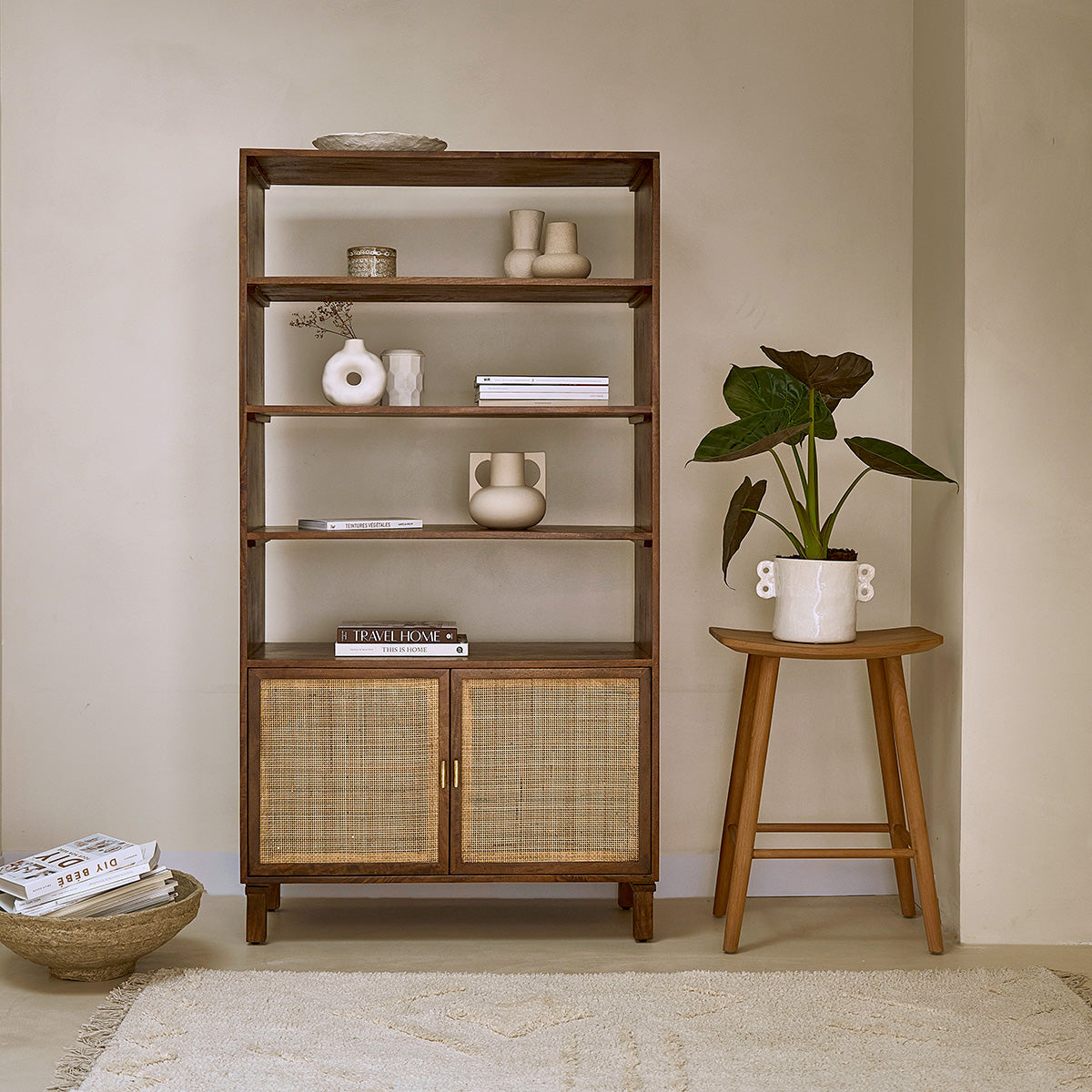 RAPHAEL - Bücherregal aus Mangoholz und Rohrgeflecht, in Walnuss-Finish 170 cm