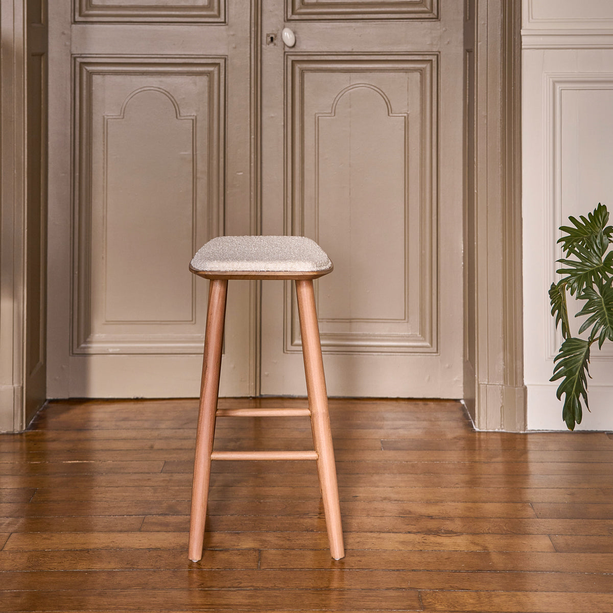 AMBRE - Hocker aus massivem Teakholz und Bouclé-Sitz 65 cm