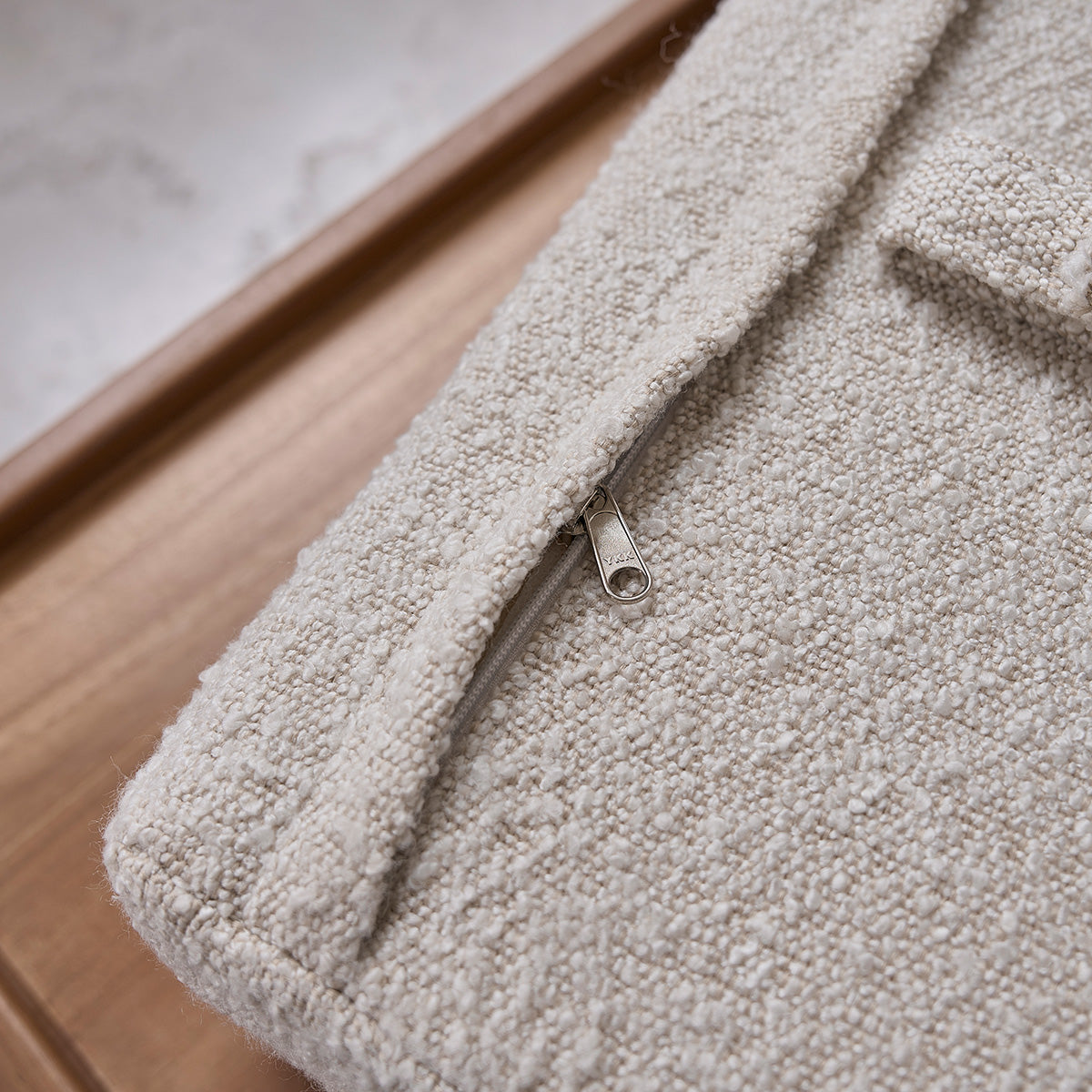 THÉODORE - Bank aus massivem Teakholz und Bouclé-Stoff 100 cm