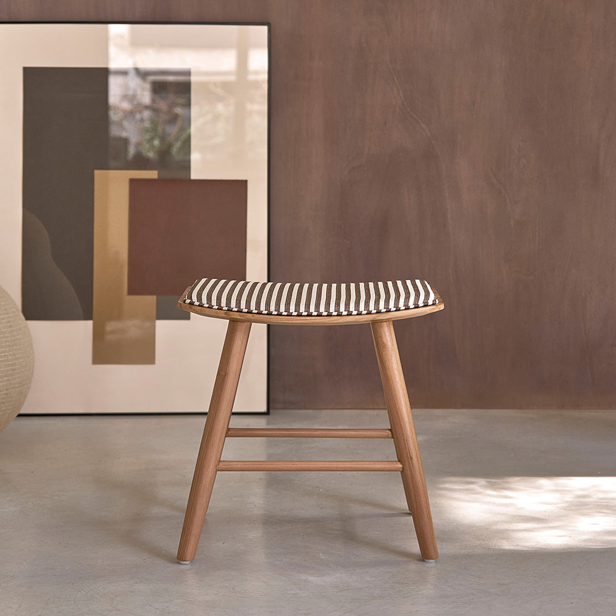 AMBRE - Barhocker aus massivem Teakholz und gestreifter Sitzfläche, 45 cm