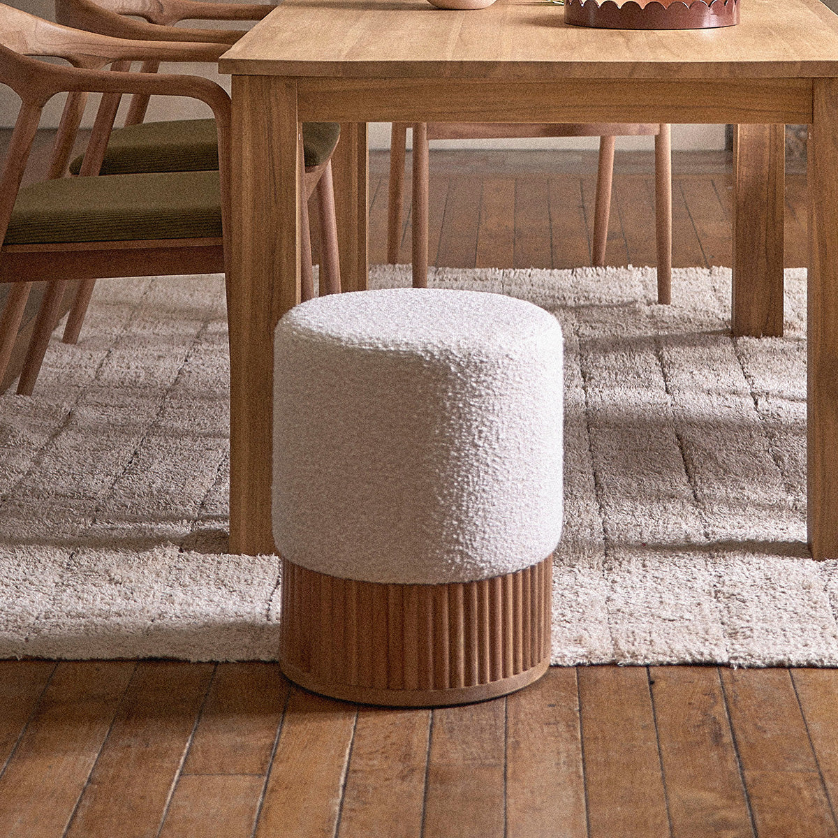 SERENE - Hocker aus massivem Teakholz und weißem Bouclé-Stoff Ø38 cm