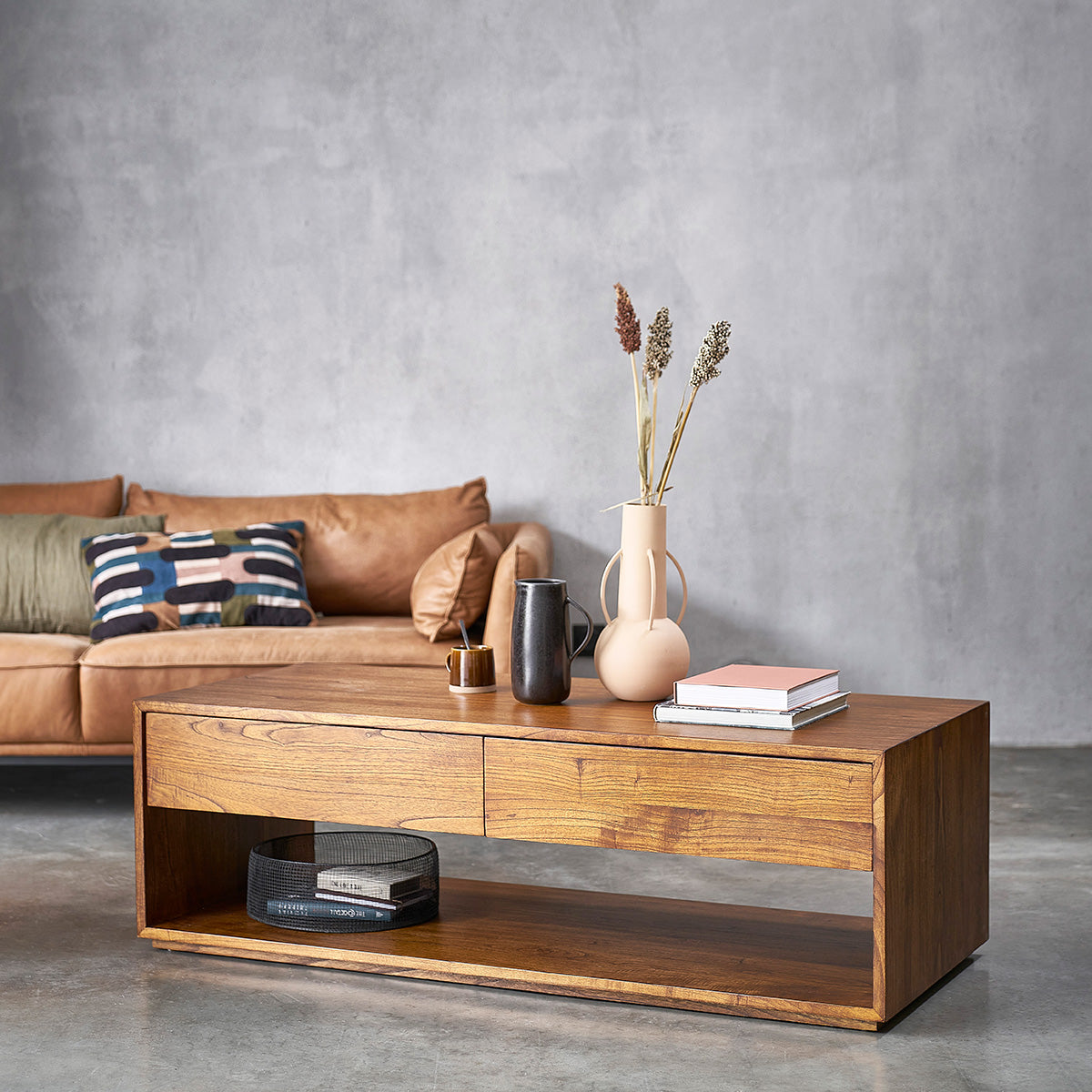 MILO - Couchtisch aus massivem Mindi-Holz, Walnuss-Finish 140 cm