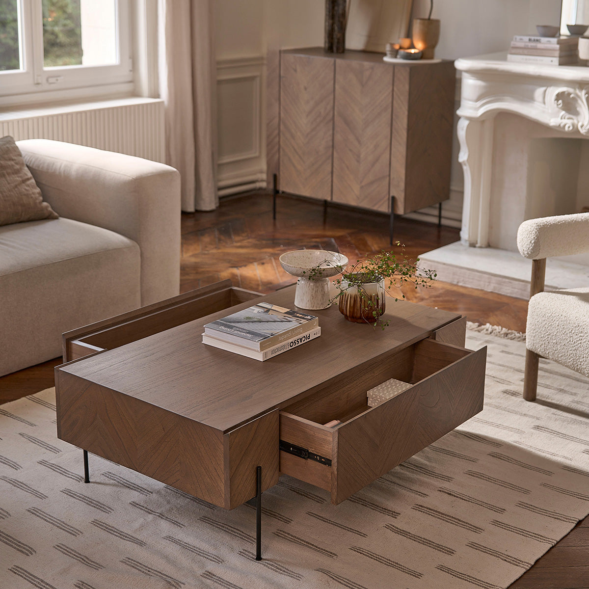 CALIX - Couchtisch aus massivem Mindi und Metall in Walnuss-Finish 120 cm