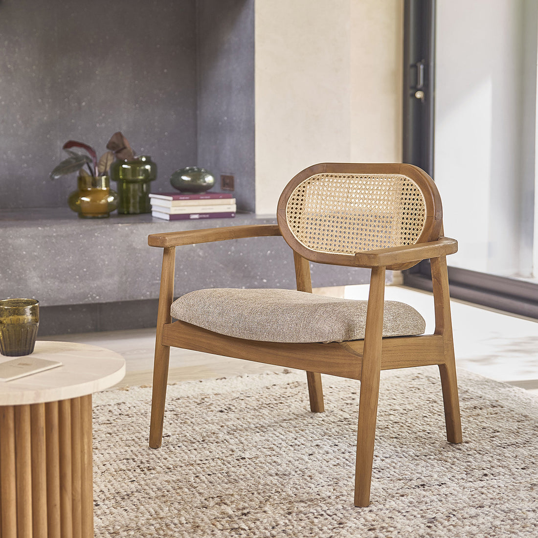 SABI - Sessel aus massivem Teakholz, Rohrgeflecht und Stoff in Greige (Kombination aus grau und beige)