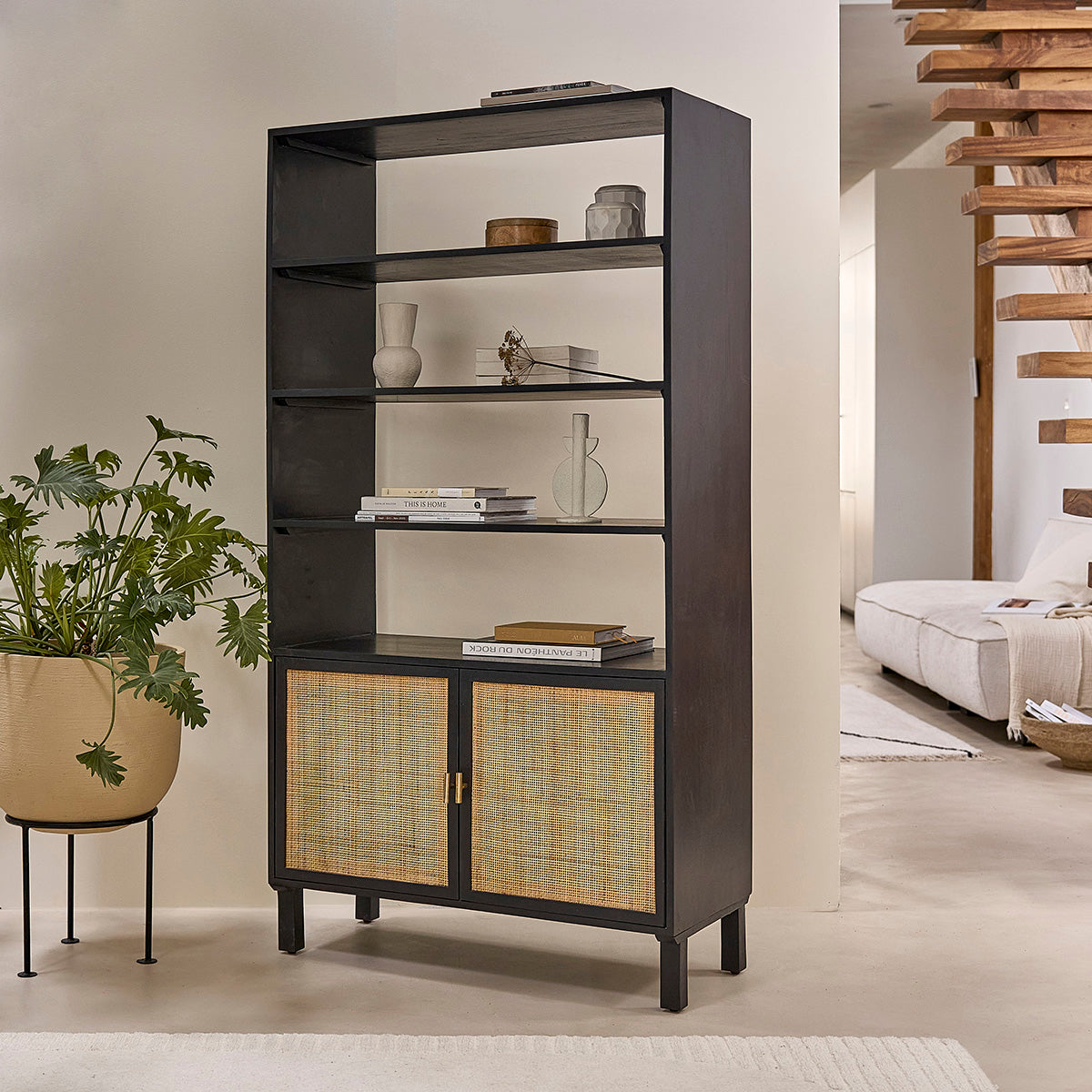 BLAISE - Bücherregal aus massivem Mangoholz, schwarz und Rohrgeflecht 170 cm