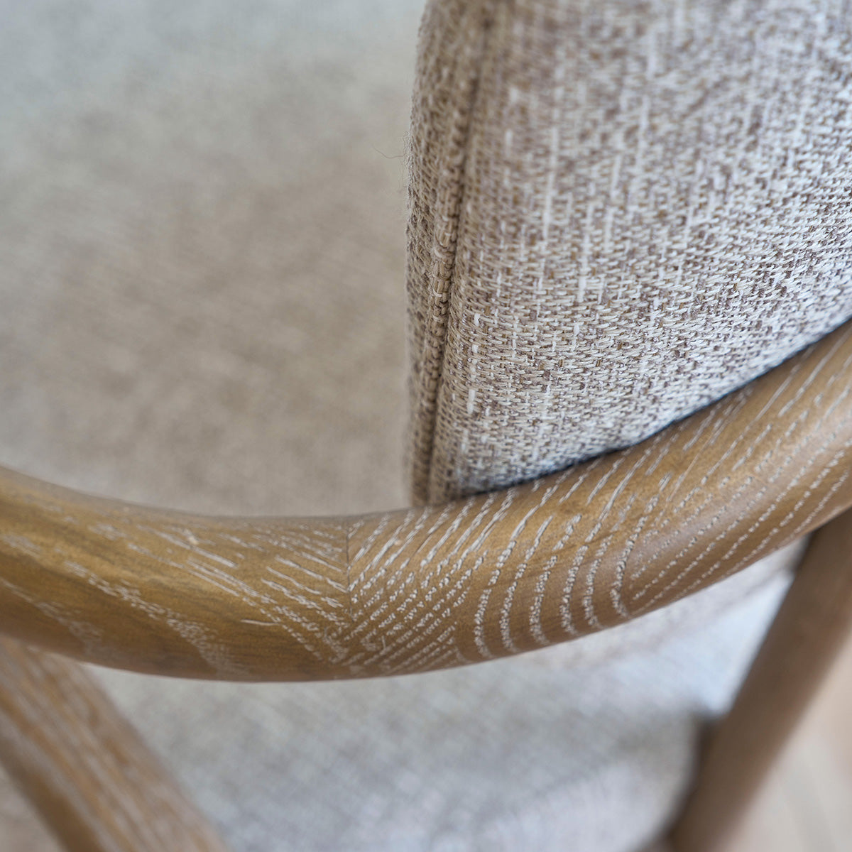 EUGÈNE - Fauteuil en bois de chêne et tissu texturé beige chiné