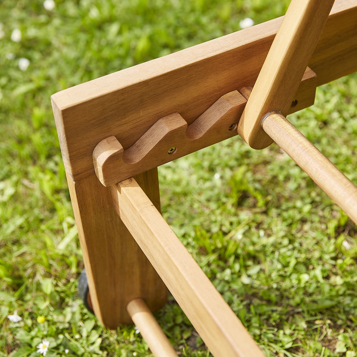 HANOÏ - Sonnenliege aus Akazienholz und schwarzem Textilene