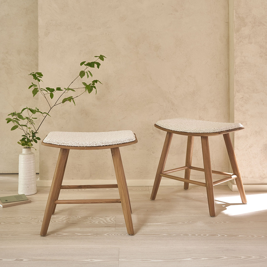 AMBRE - 2er-Set Hocker aus massivem Teakholz und Bouclé-Stof 45 cm