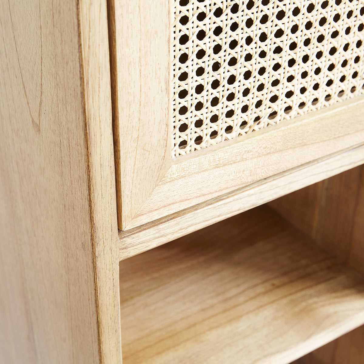 HANA - Badezimmer-Hochschrank aus massivem Mindi und mit Rohrgeflecht 150 cm