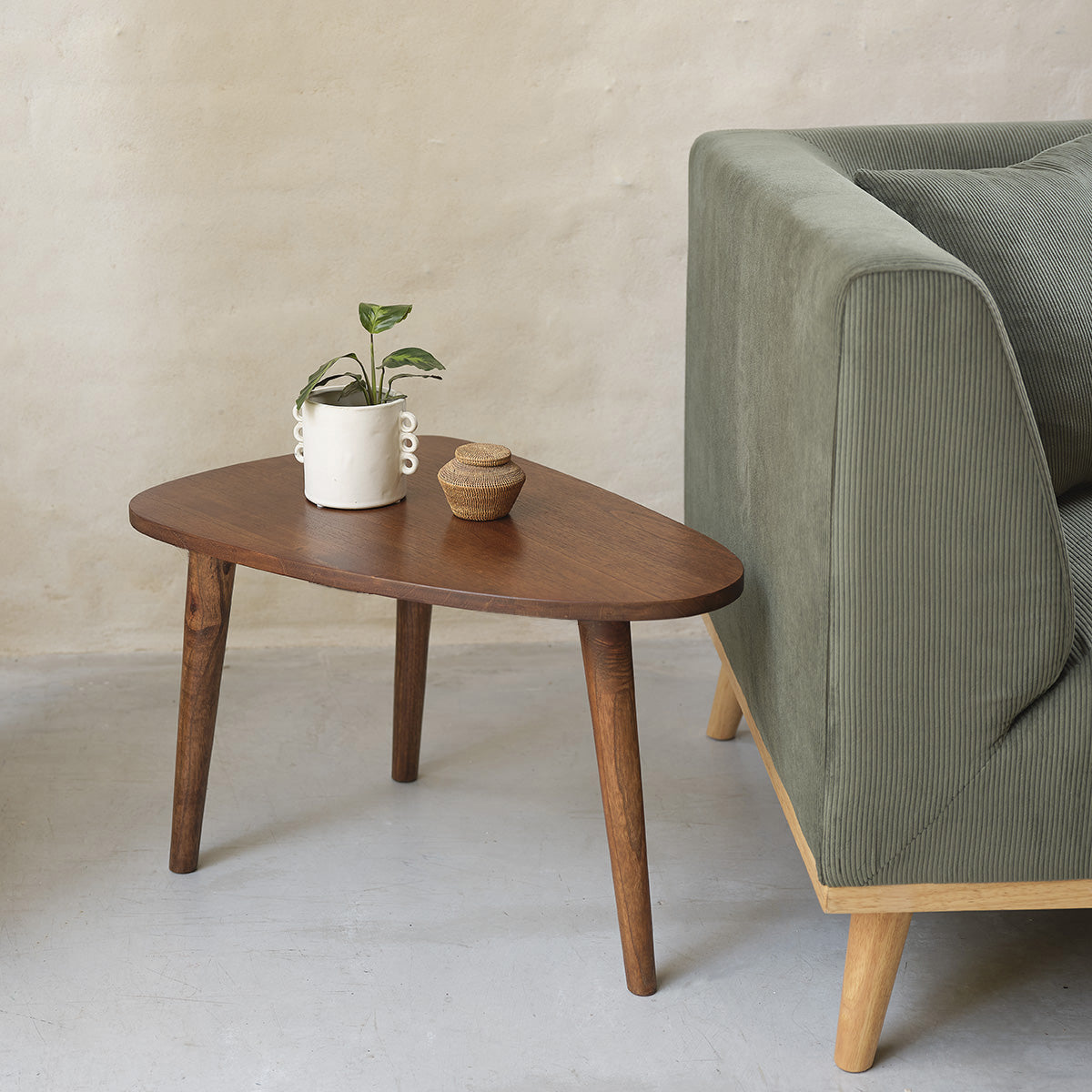 BRUNE - Table basse en mindi massif finition noyer 62 cm