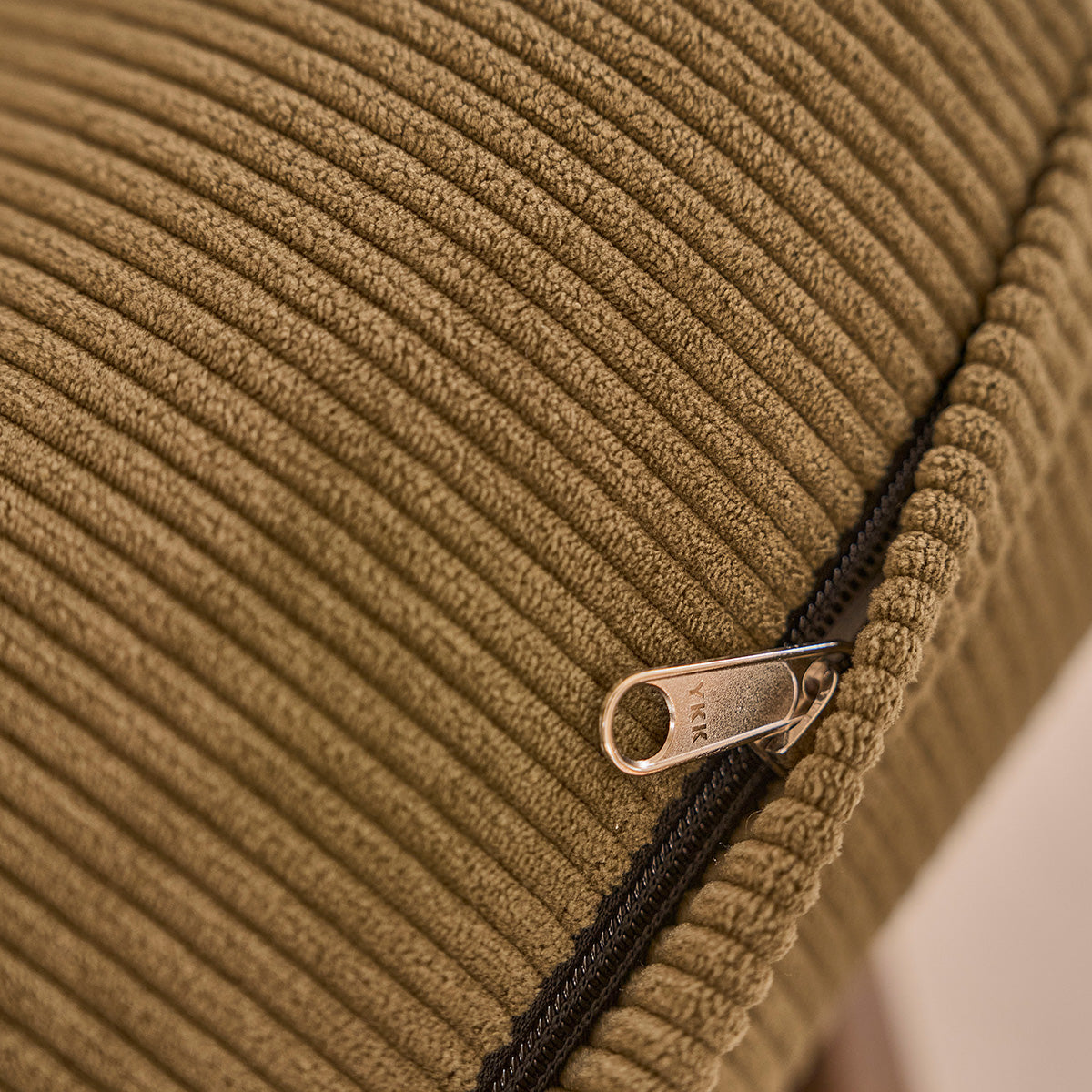 ACHILLE - Fauteuil en mindi massif foncé et velours côtelé vert