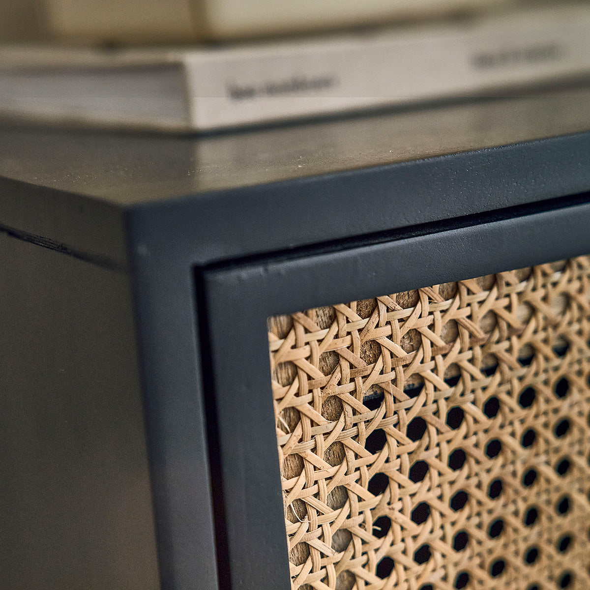 ZULMA - Buffet aus massivem Mangoholz in Schwarz und Rohrgeflecht 100 cm