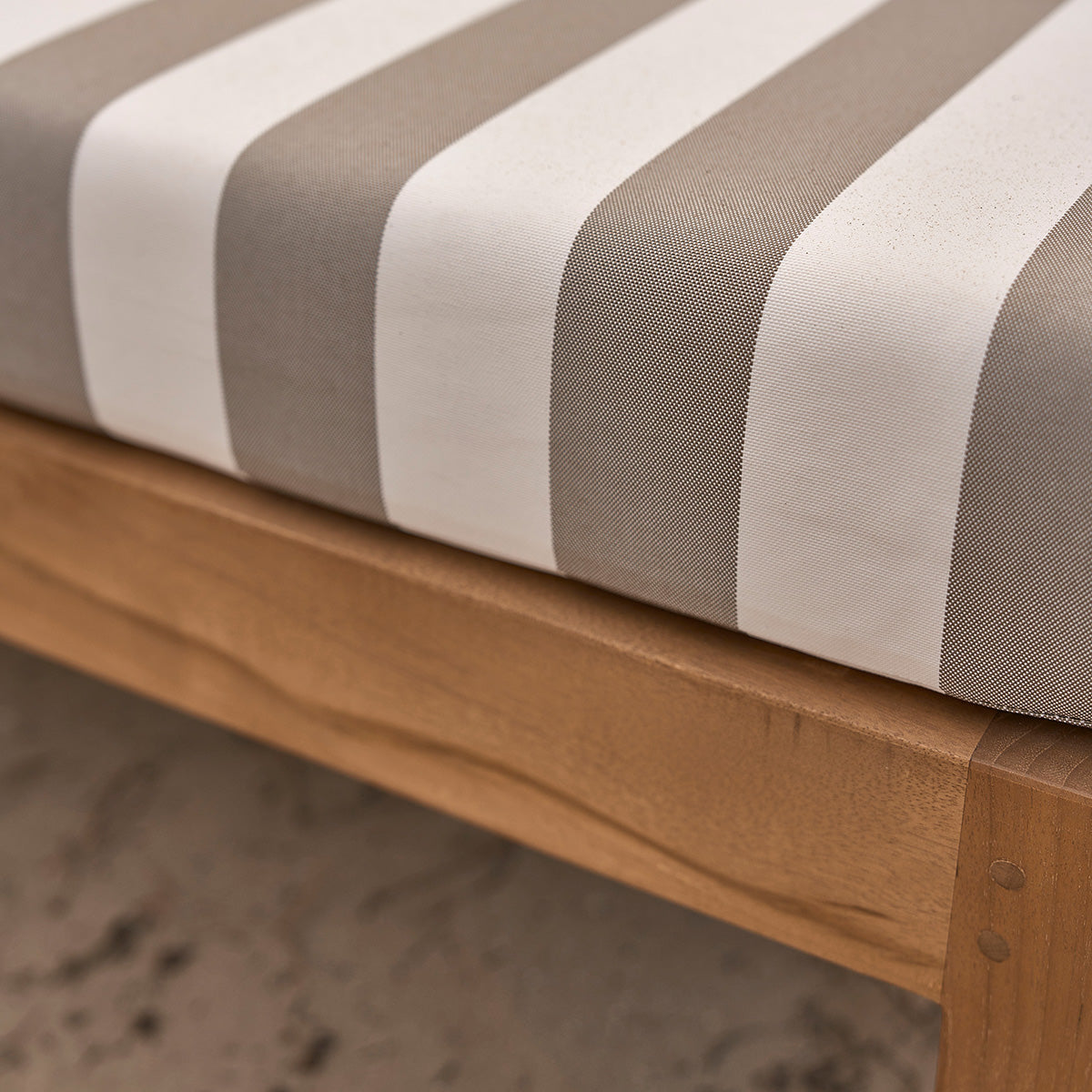 PALMA - Gartenmöbel aus massivem Teakholz und gestreiften Kissen