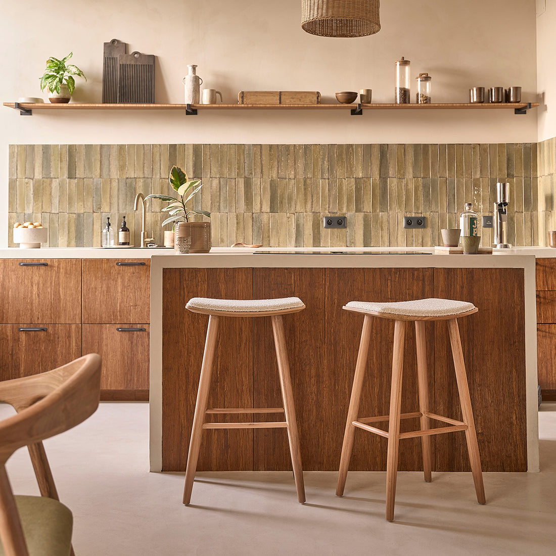 AMBRE - Set aus 2 Hockern aus massivem Teakholz und Bouclé-Sitz 75 cm