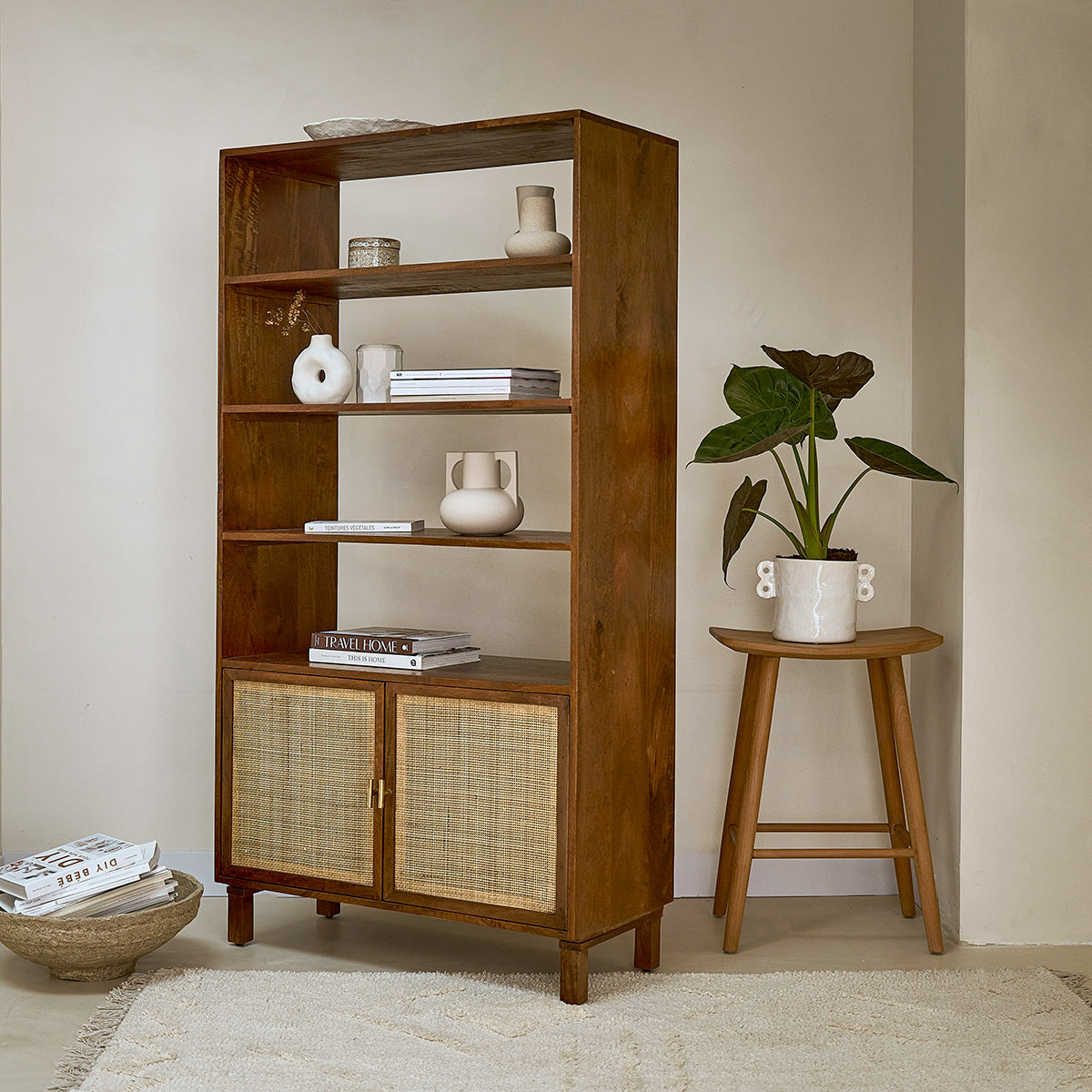 RAPHAEL - Bücherregal aus Mangoholz und Rohrgeflecht, in Walnuss-Finish 170 cm