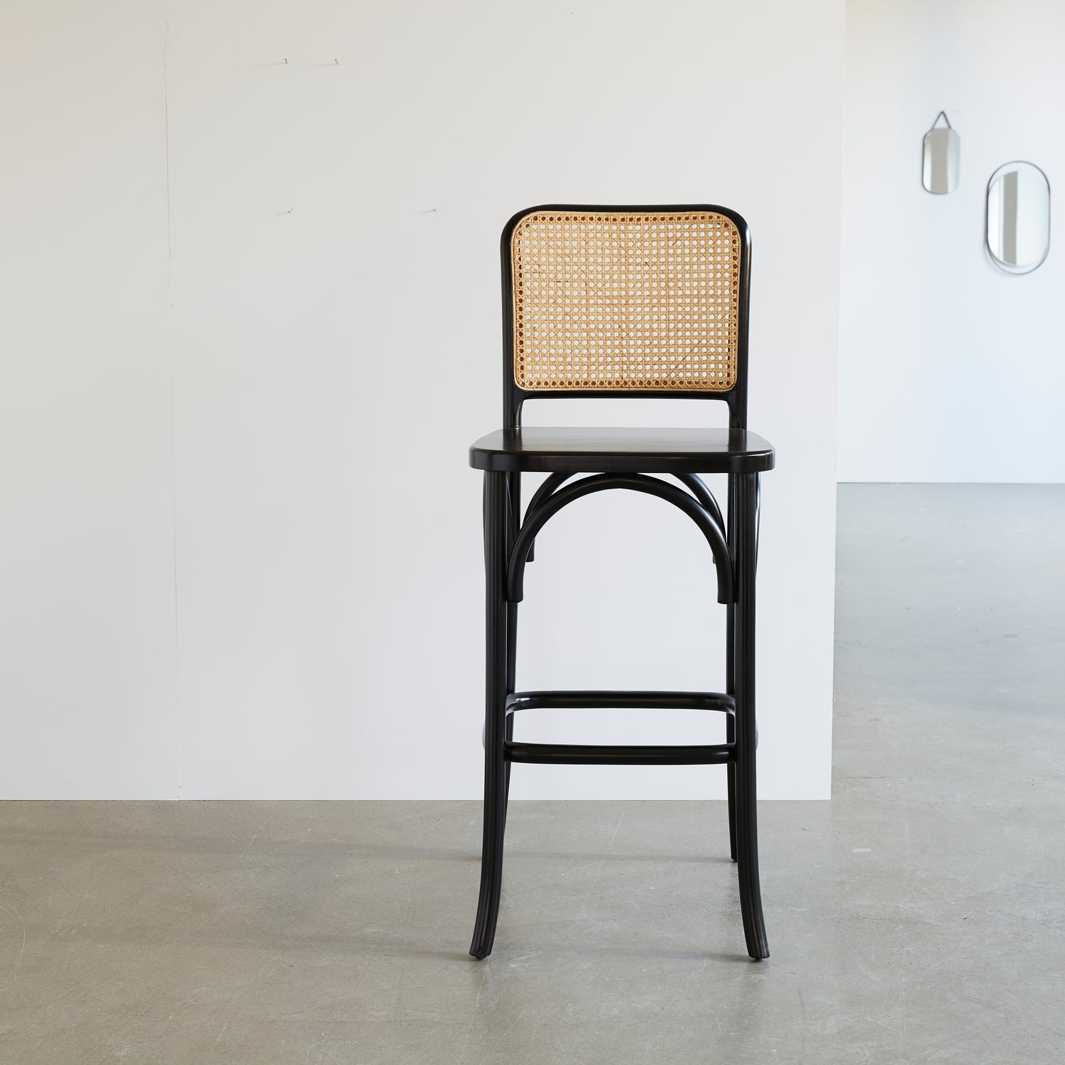 ARON - Set aus 2 Barhockern aus massivem Mahagoni und Rohrgeflecht