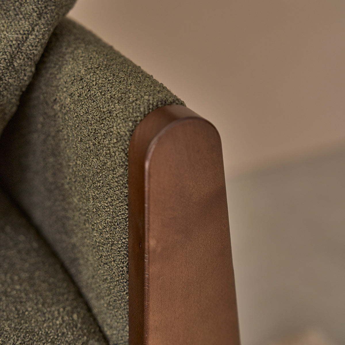 ONDINE - Gerades 3-Sitzer-Sofa aus Massivholz und khakifarbenem Bouclé-Stoff