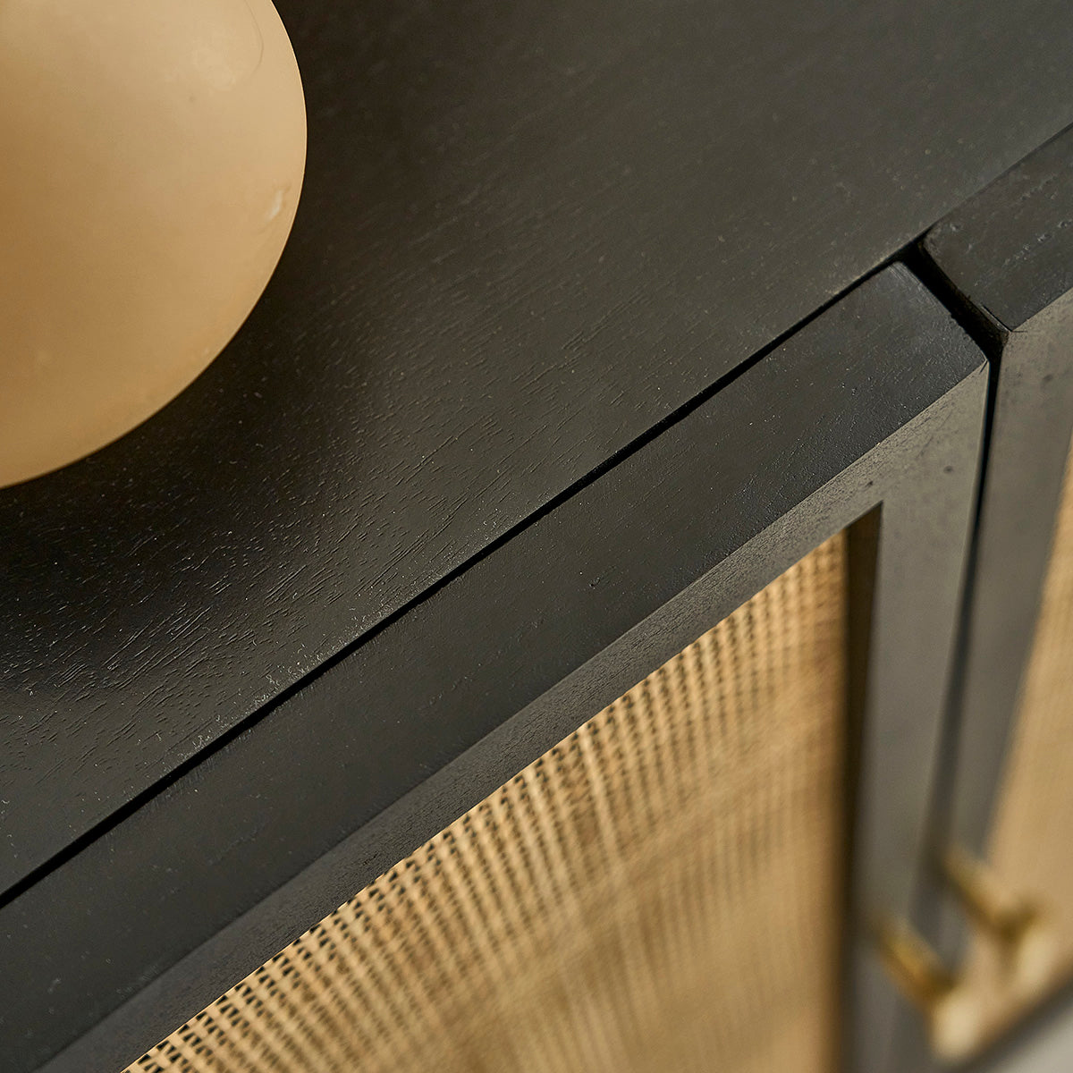 BLAISE - Buffet aus massivem Mangoholz schwarz und Rohrgeflecht 68 cm