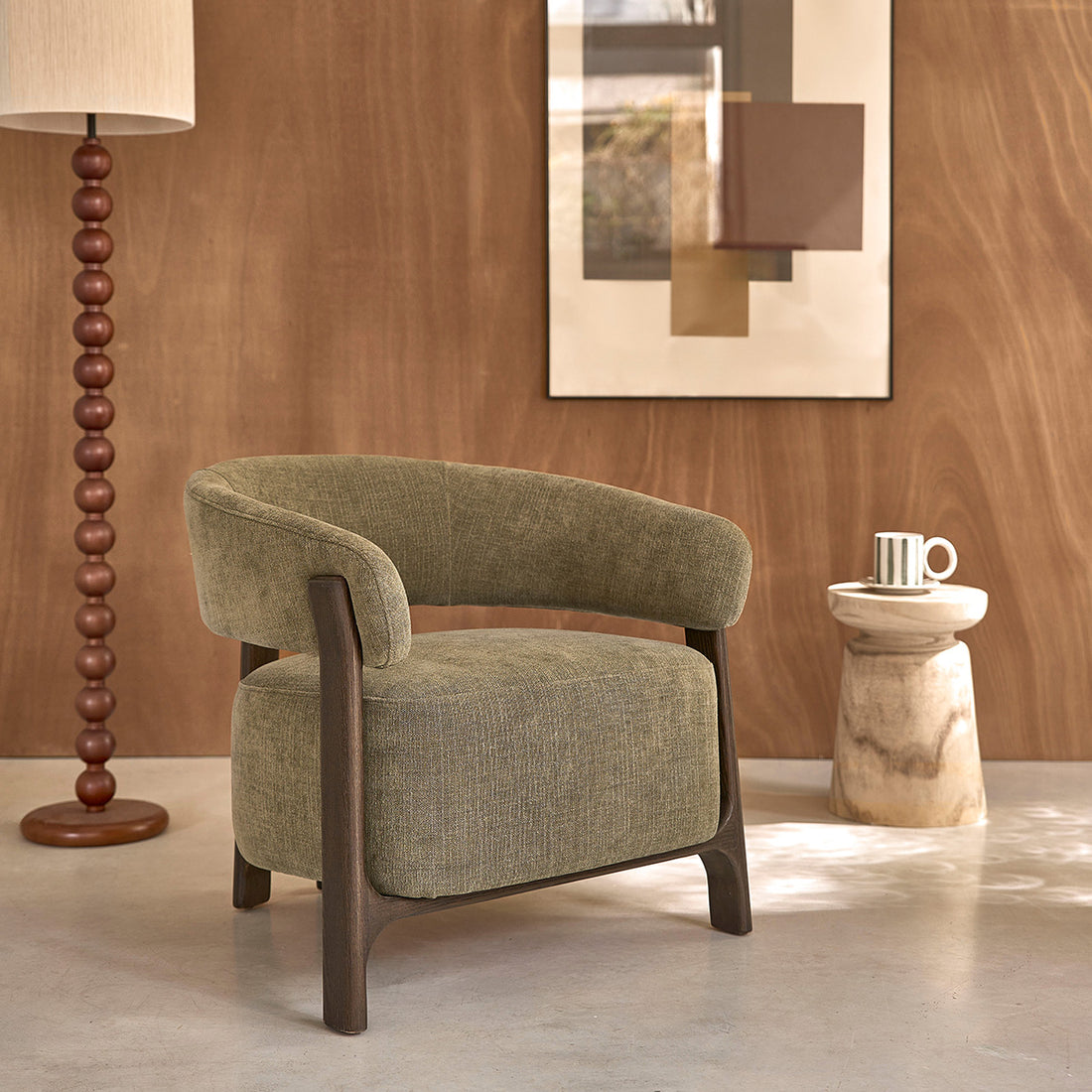 HENRI - Sessel aus massiver Eiche mit Nussbaum-Finish und khakifarbenem Chenille-Stoff