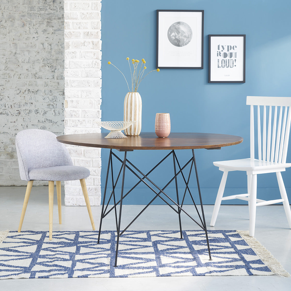 MILO - Tisch aus massivem Mindi mit Walnuss-Finish 4 pers.