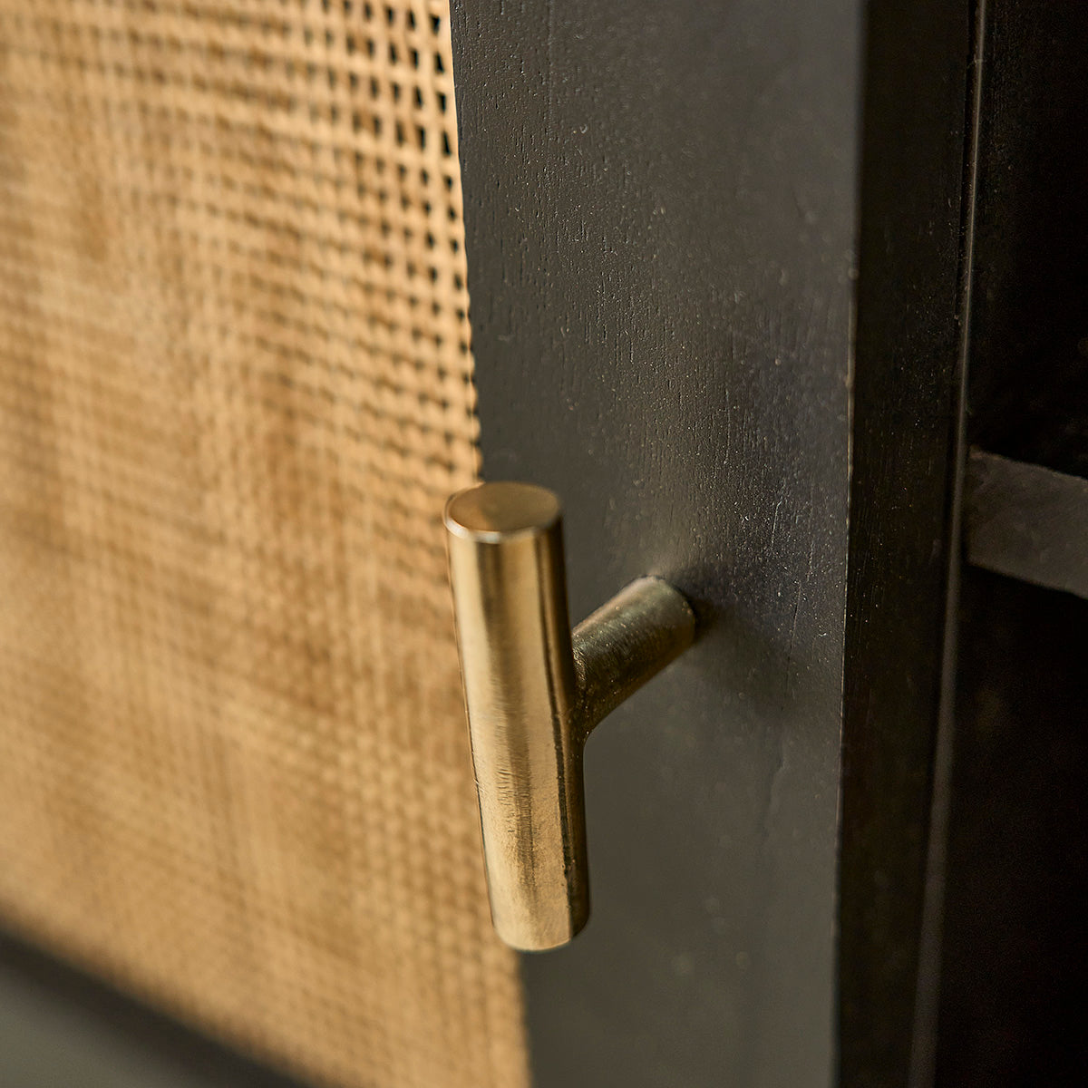 BLAISE - TV-Möbel aus massivem Mangoholz, schwarz und Rohrgeflecht 140 cm