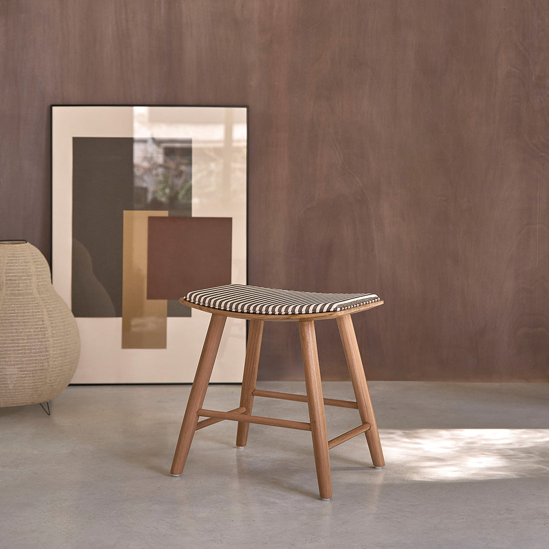 AMBRE - Hocker aus massivem Teakholz und gestreifter Sitzfläche, 45 cm